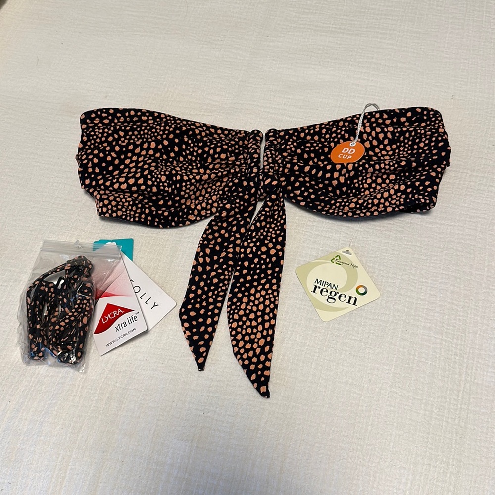 NWT Underwire Bikini Top with removable straps. Fits DD cup.